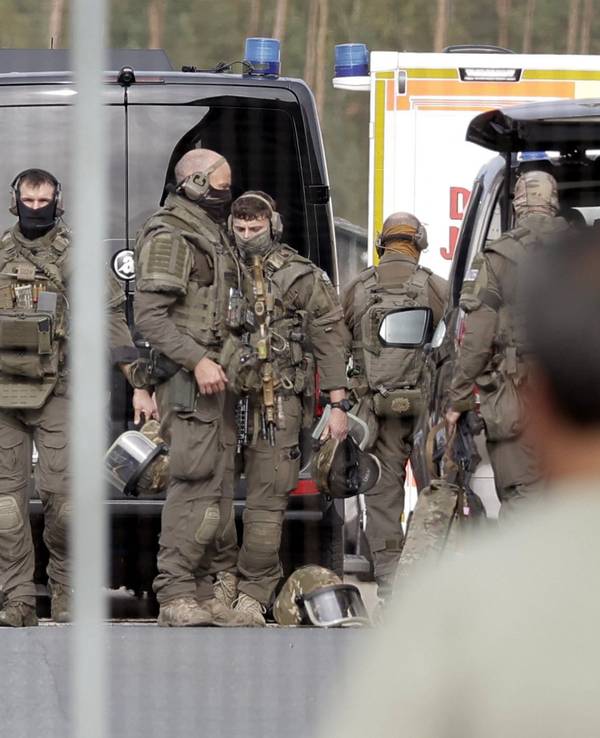 Einsatzkräfte eines Spezialeinsatzkommandos (SEK) sind auf dem Flughafengelände unterwegs. Der Nürnberger Flughafen ist wegen eines Polizeieinsatzes gegen Mittag für den Flugverkehr gesperrt worden.