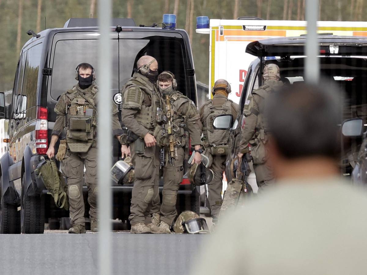 Einsatzkräfte eines Spezialeinsatzkommandos (SEK) sind auf dem Flughafengelände unterwegs. Der Nürnberger Flughafen ist wegen eines Polizeieinsatzes gegen Mittag für den Flugverkehr gesperrt worden.