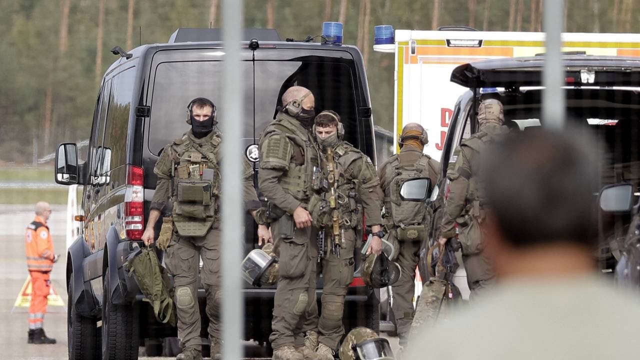 Einsatzkräfte eines Spezialeinsatzkommandos (SEK) sind auf dem Flughafengelände unterwegs. Der Nürnberger Flughafen ist wegen eines Polizeieinsatzes gegen Mittag für den Flugverkehr gesperrt worden.