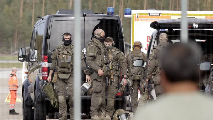 Einsatzkräfte eines Spezialeinsatzkommandos (SEK) sind auf dem Flughafengelände unterwegs. Der Nürnberger Flughafen ist wegen eines Polizeieinsatzes gegen Mittag für den Flugverkehr gesperrt worden.