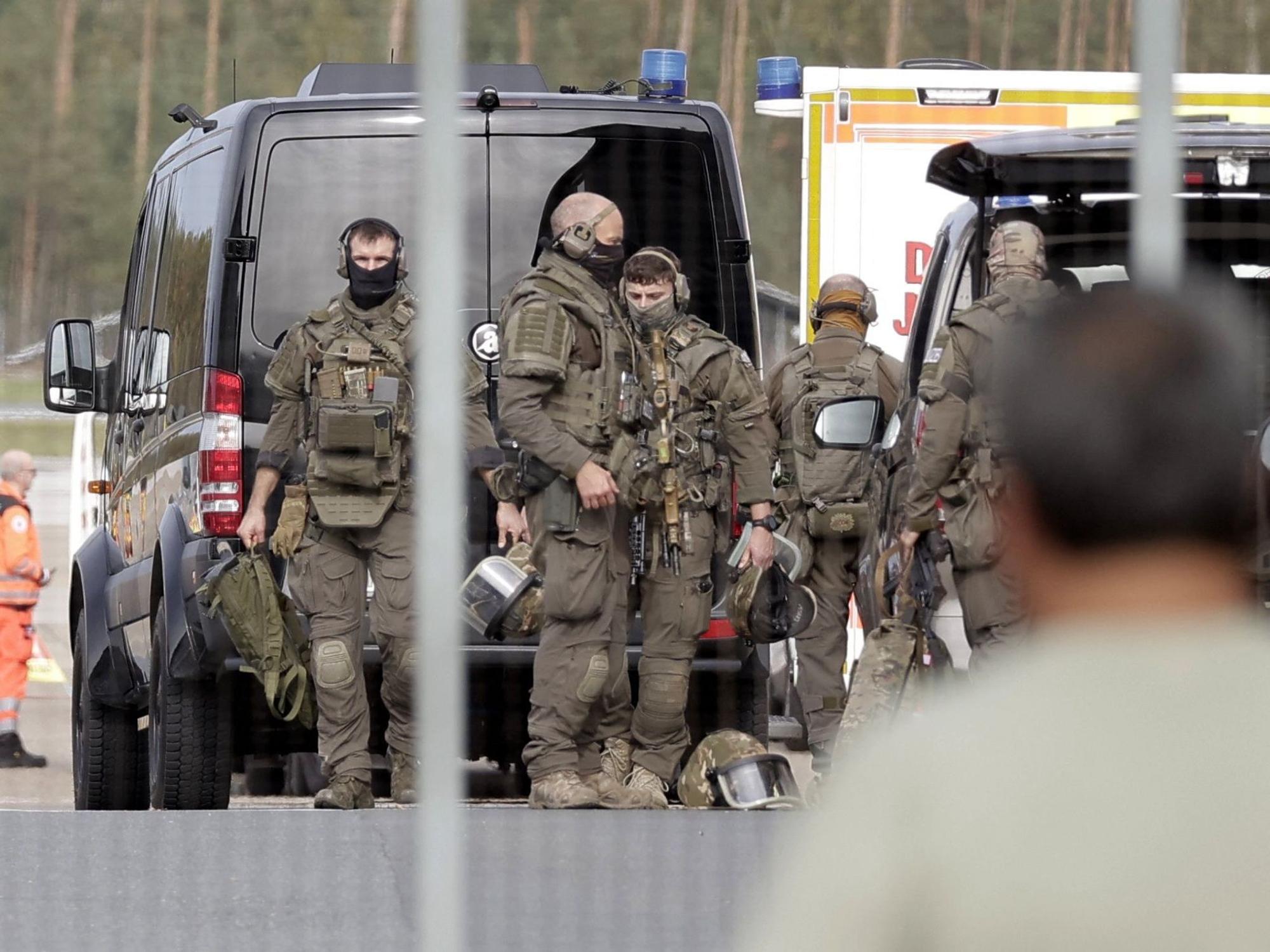 Einsatzkräfte eines Spezialeinsatzkommandos (SEK) sind auf dem Flughafengelände unterwegs. Der Nürnberger Flughafen ist wegen eines Polizeieinsatzes gegen Mittag für den Flugverkehr gesperrt worden.