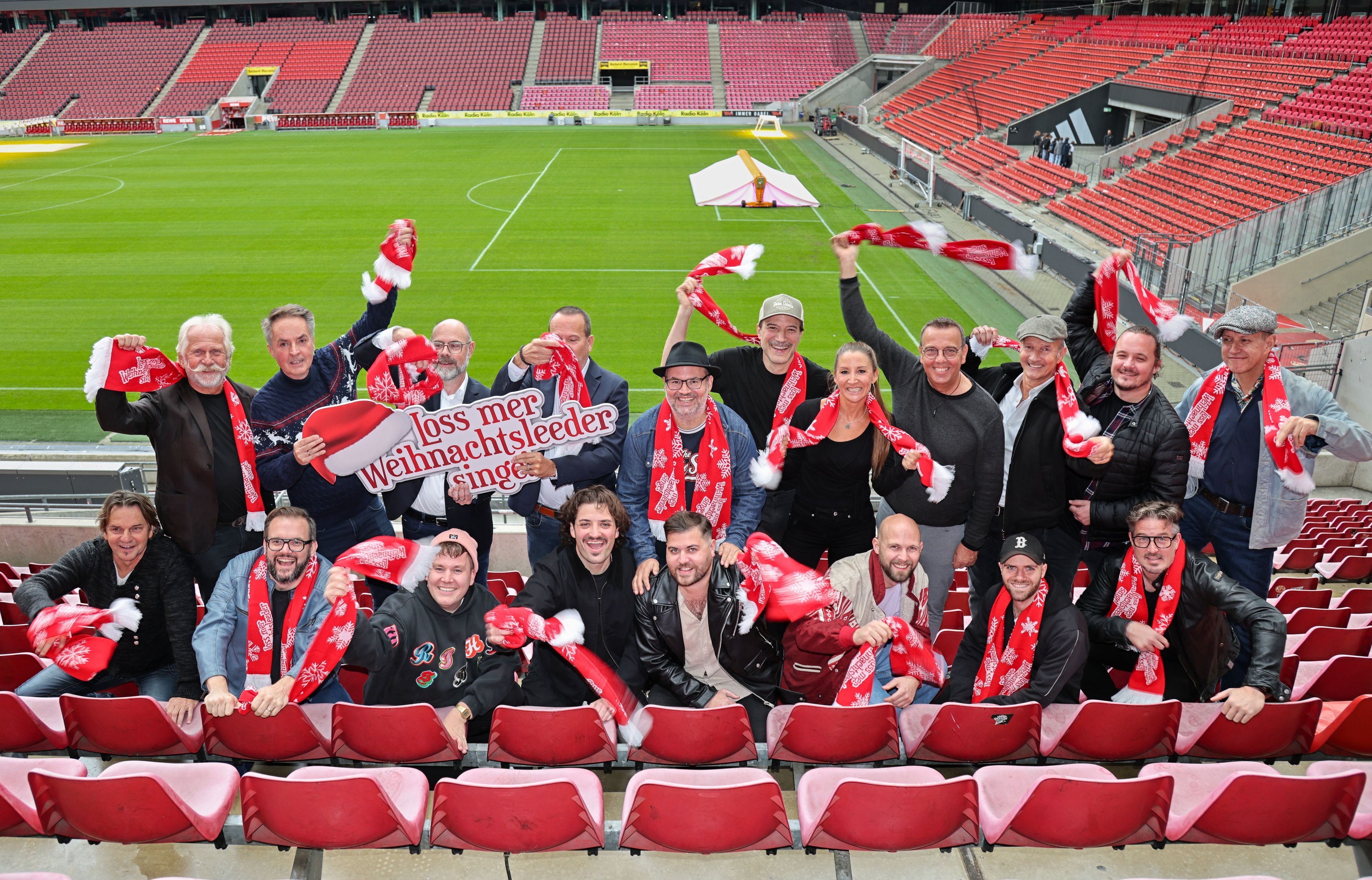 Künstler von „Loss mer Weihnachtsleeder singe“ im Stadion.