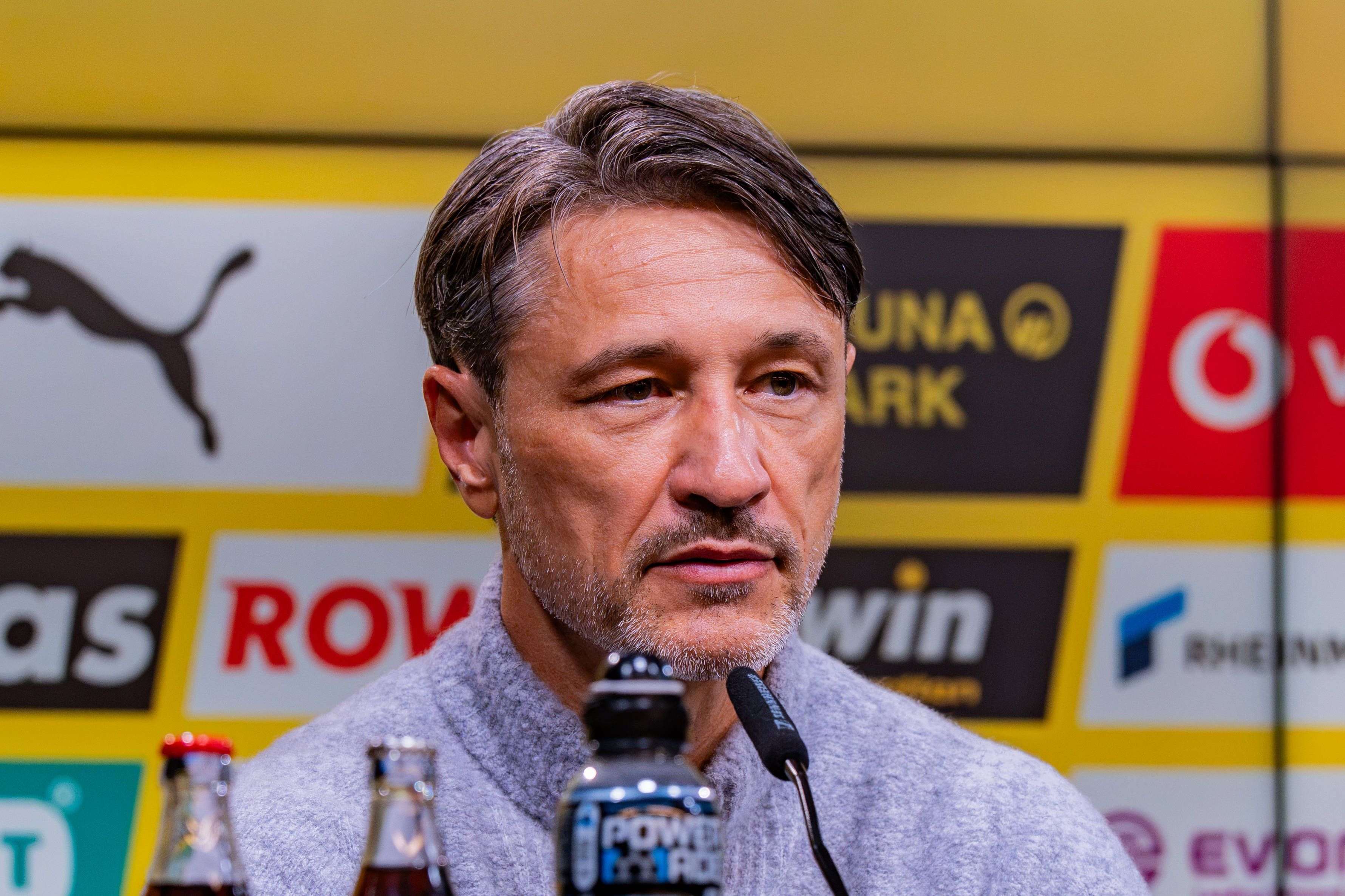 Niko Kovac sitzt auf einer BVB-Pressekonferenz.
