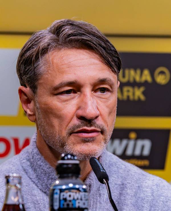 Niko Kovac sitzt auf einer BVB-Pressekonferenz.
