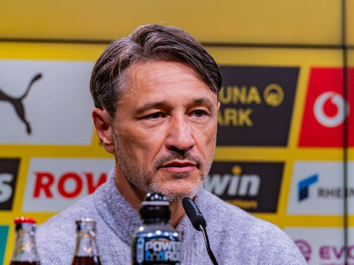 Niko Kovac sitzt auf einer BVB-Pressekonferenz.