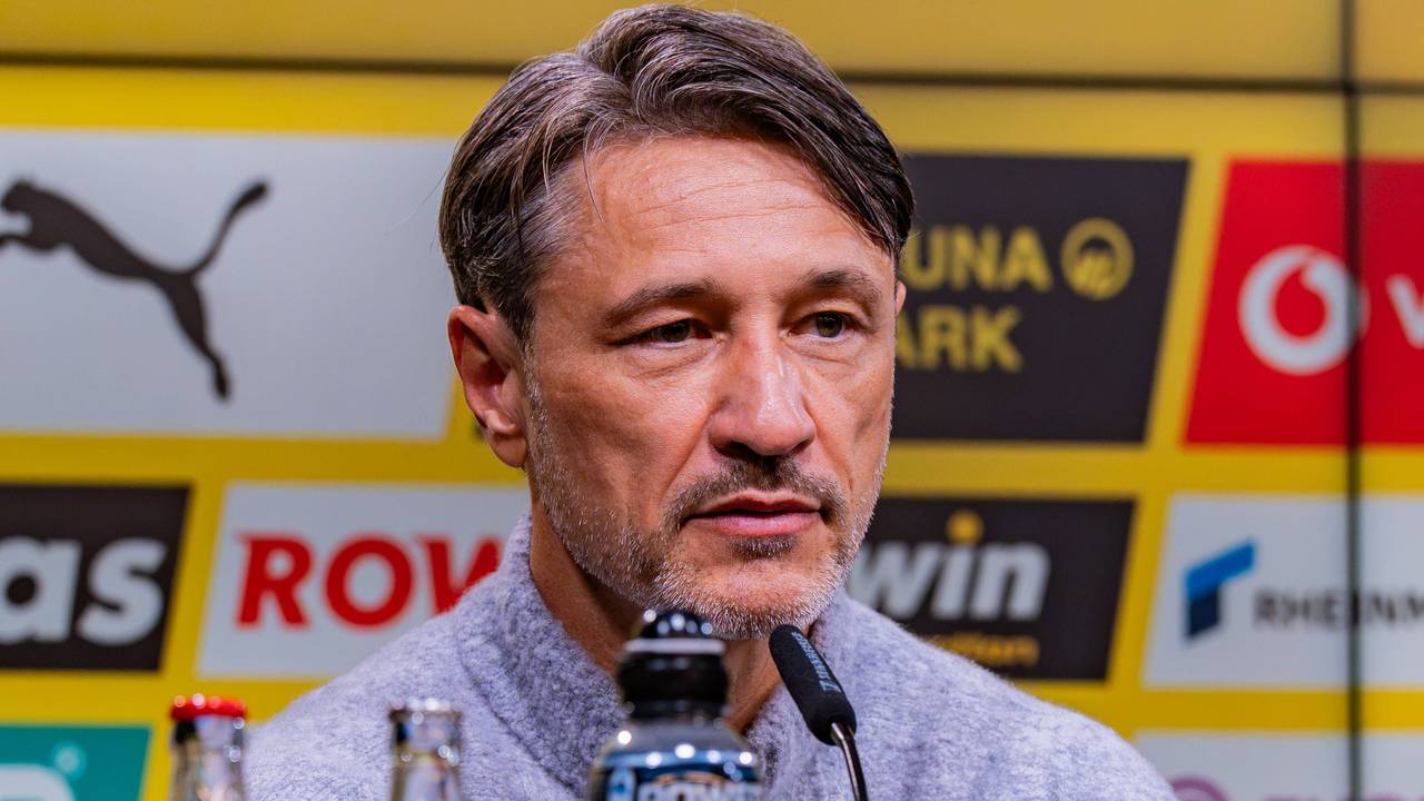 Niko Kovac sitzt auf einer BVB-Pressekonferenz.