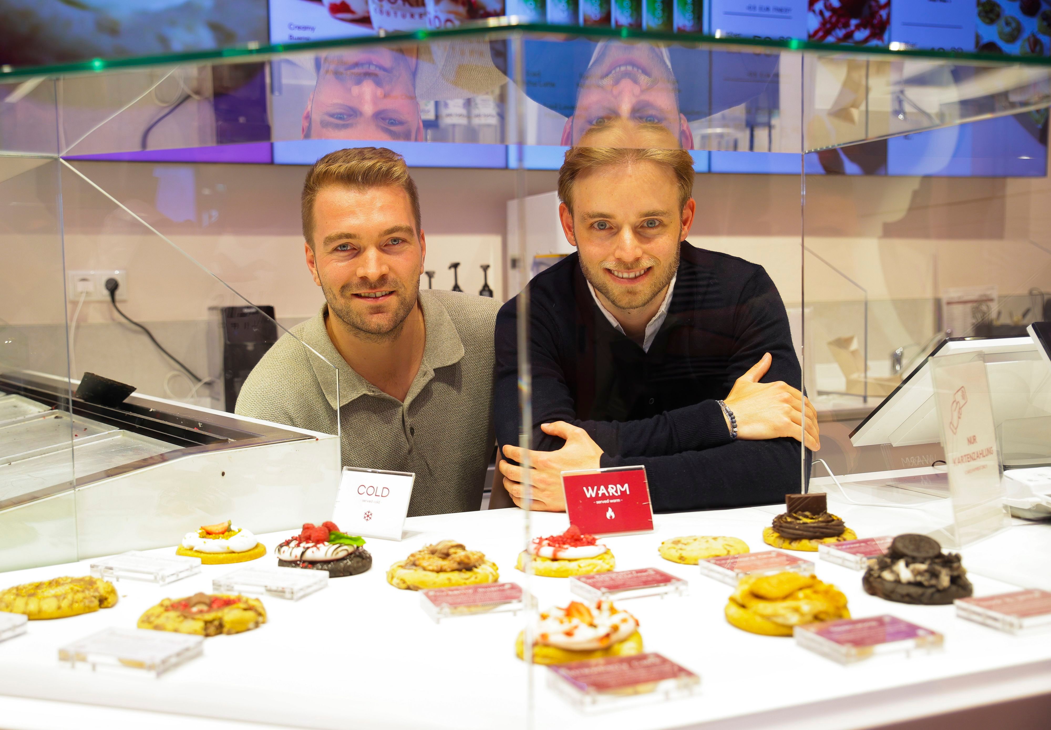 06.10.2026, Köln:v.l.nr. : Die Inhaber Niklas Schenk und Kilian Bisskirchen. Besuch in der Filiale von Cookie Couture in der Breite Strasse 8 in Köln.Foto:Dirk Borm
