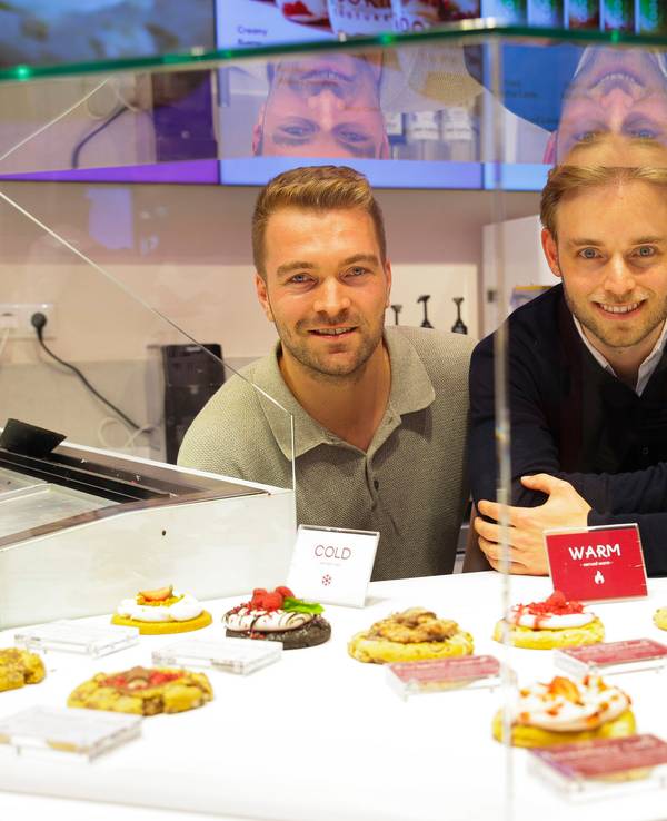 06.10.2026, Köln:v.l.nr. : Die Inhaber Niklas Schenk und Kilian Bisskirchen. Besuch in der Filiale von Cookie Couture in der Breite Strasse 8 in Köln.Foto:Dirk Borm