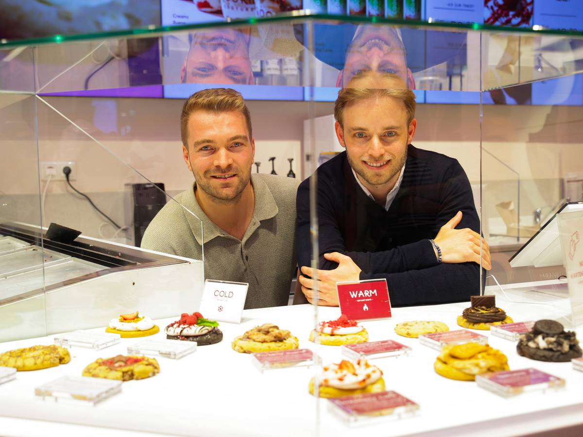 06.10.2026, Köln:v.l.nr. : Die Inhaber Niklas Schenk und Kilian Bisskirchen. Besuch in der Filiale von Cookie Couture in der Breite Strasse 8 in Köln.Foto:Dirk Borm