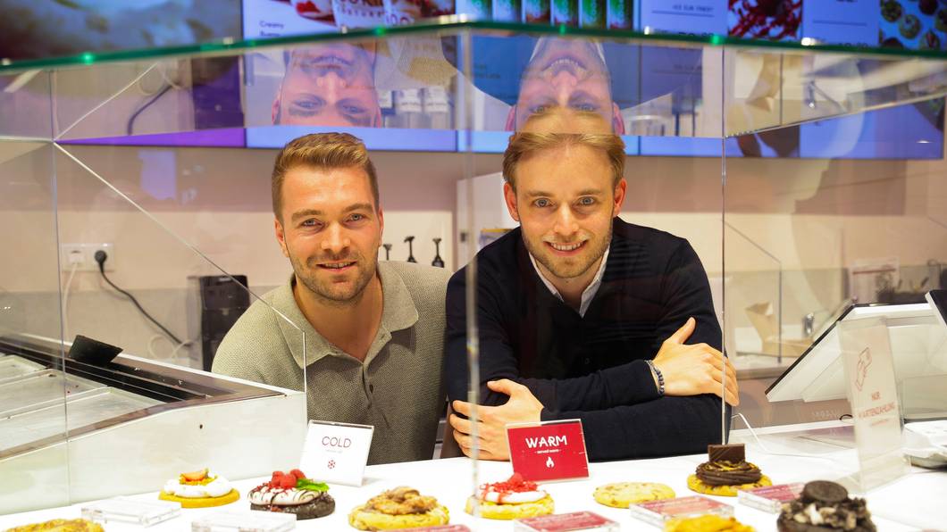 06.10.2026, Köln:v.l.nr. : Die Inhaber Niklas Schenk und Kilian Bisskirchen. Besuch in der Filiale von Cookie Couture in der Breite Strasse 8 in Köln.Foto:Dirk Borm