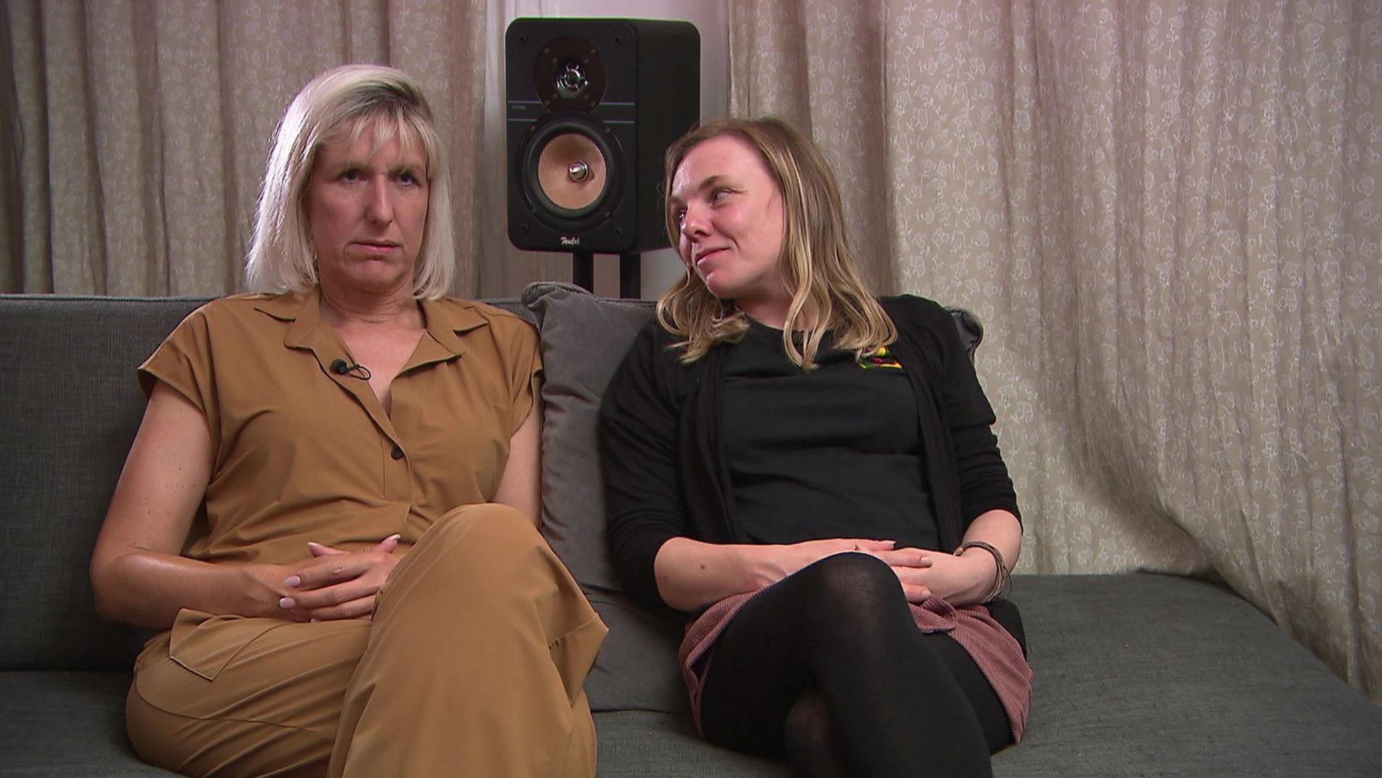 Dorit (links) und Susu sind mit Patricks Menü nicht hundertprozentig zufrieden. (Bild: RTL)
