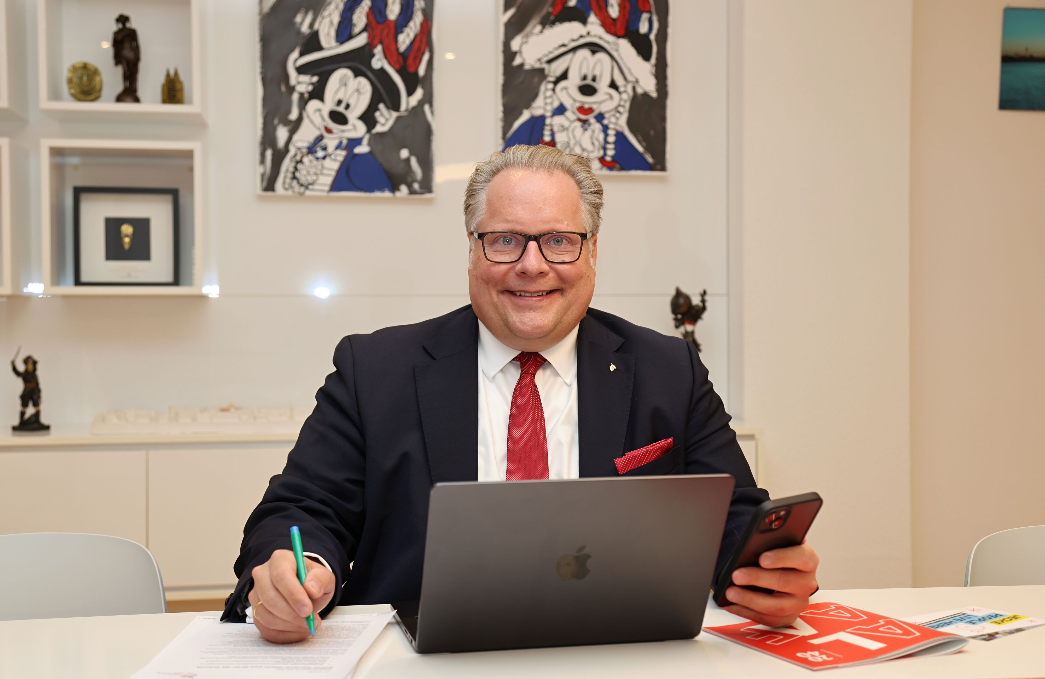 Lutz Schade sitzt in seinem Fetskomitee-Büro.