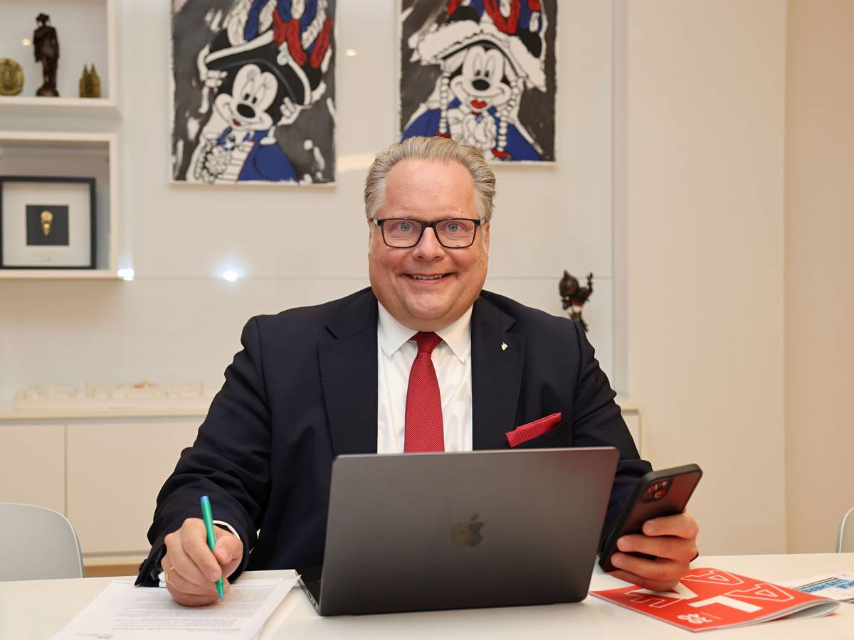 Lutz Schade sitzt in seinem Fetskomitee-Büro.