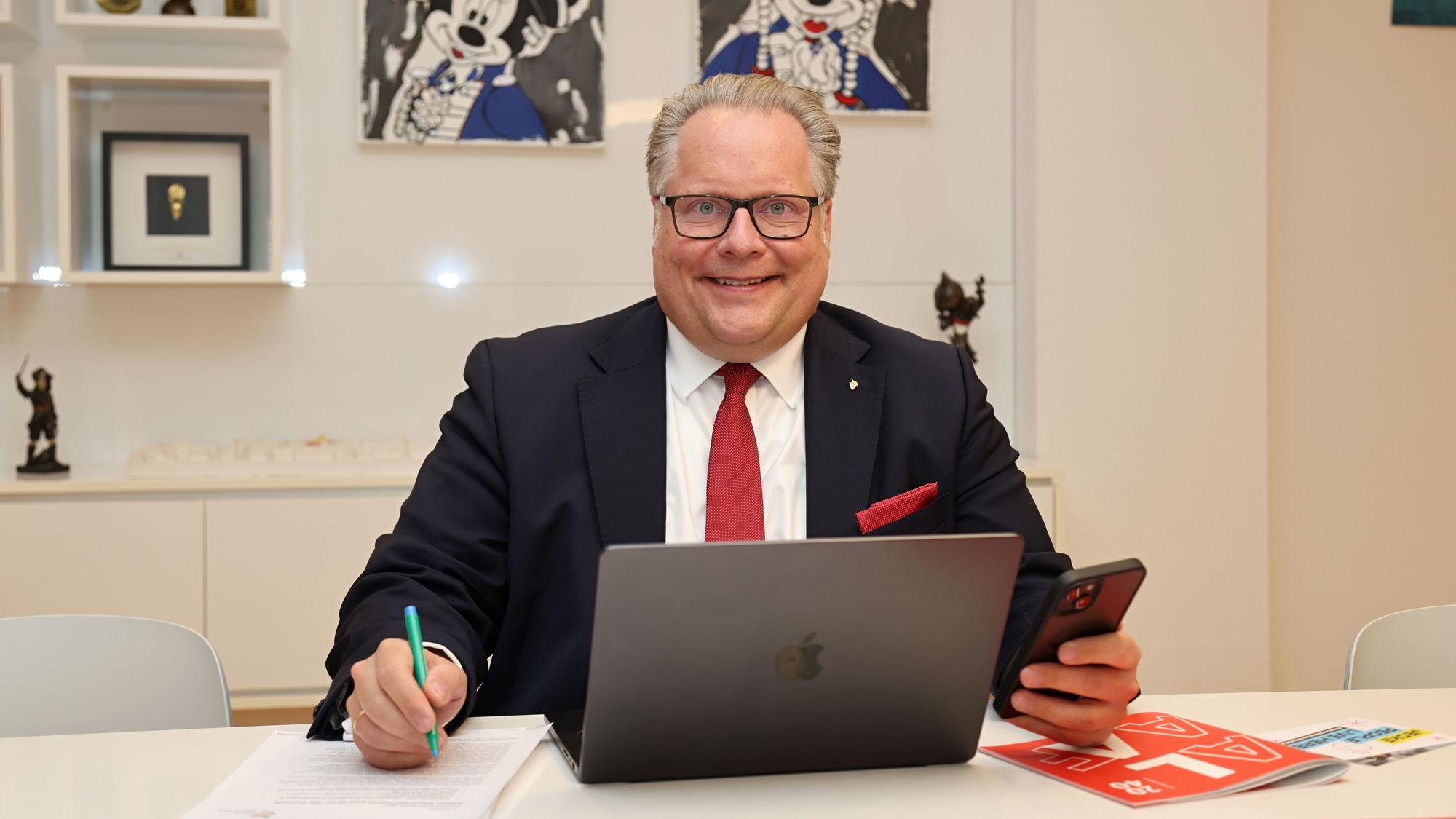Lutz Schade sitzt in seinem Fetskomitee-Büro.
