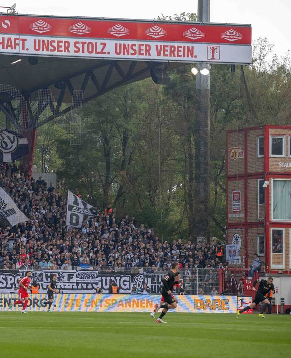 Gästeblock mit Elversberg-Fans im Stadion An der Alten Försterei.