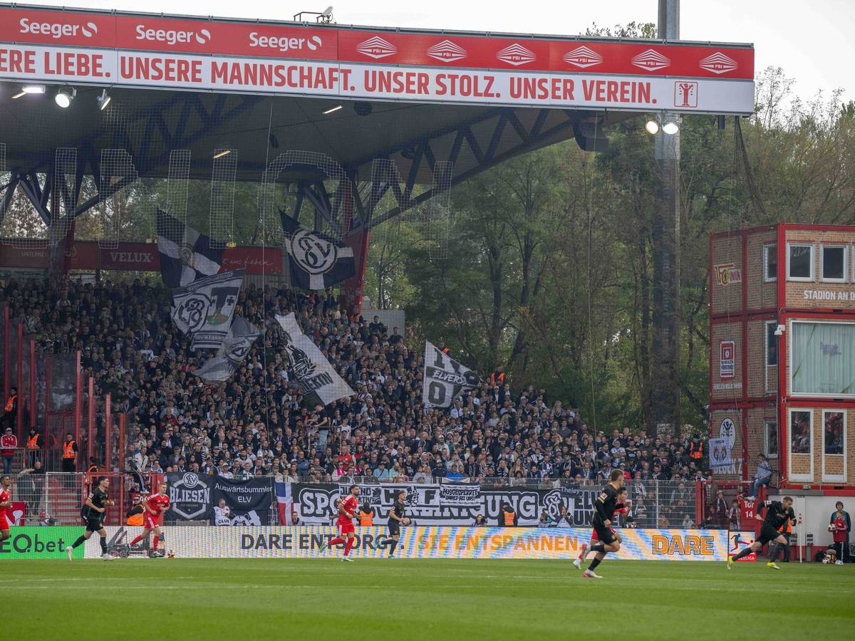Gästeblock mit Elversberg-Fans im Stadion An der Alten Försterei.