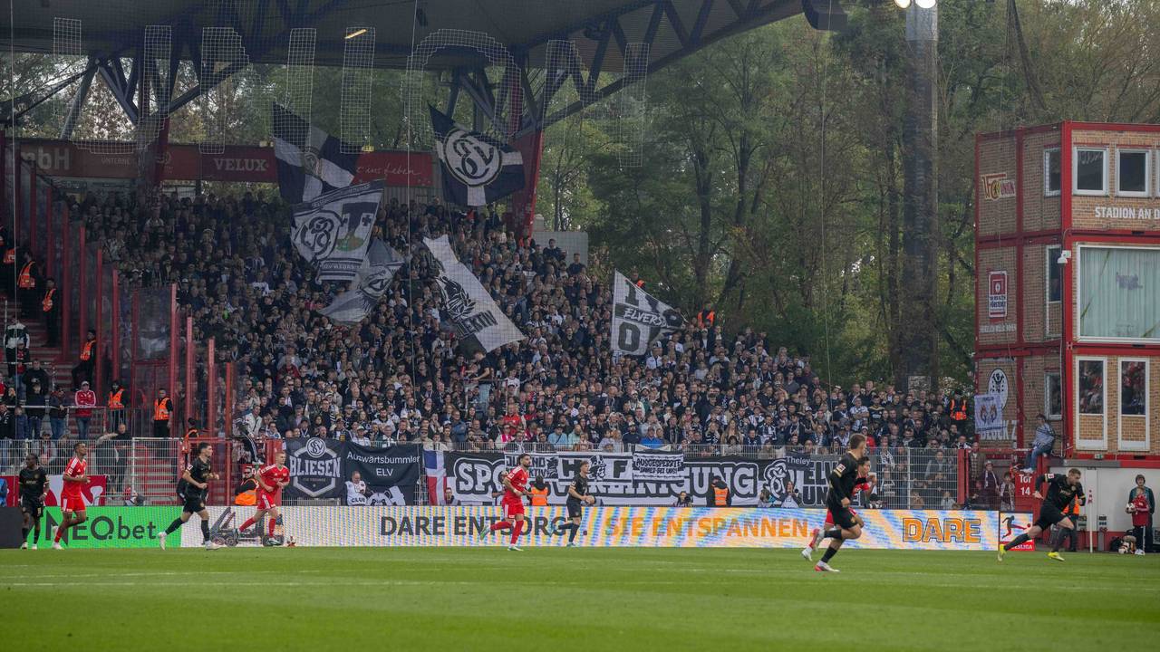 Gästeblock mit Elversberg-Fans im Stadion An der Alten Försterei.