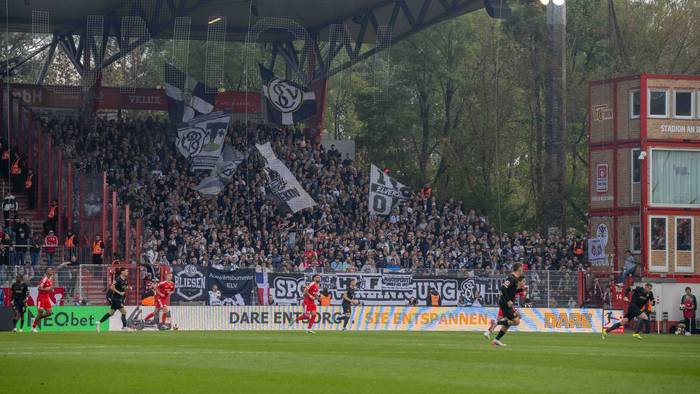Gästeblock mit Elversberg-Fans im Stadion An der Alten Försterei.