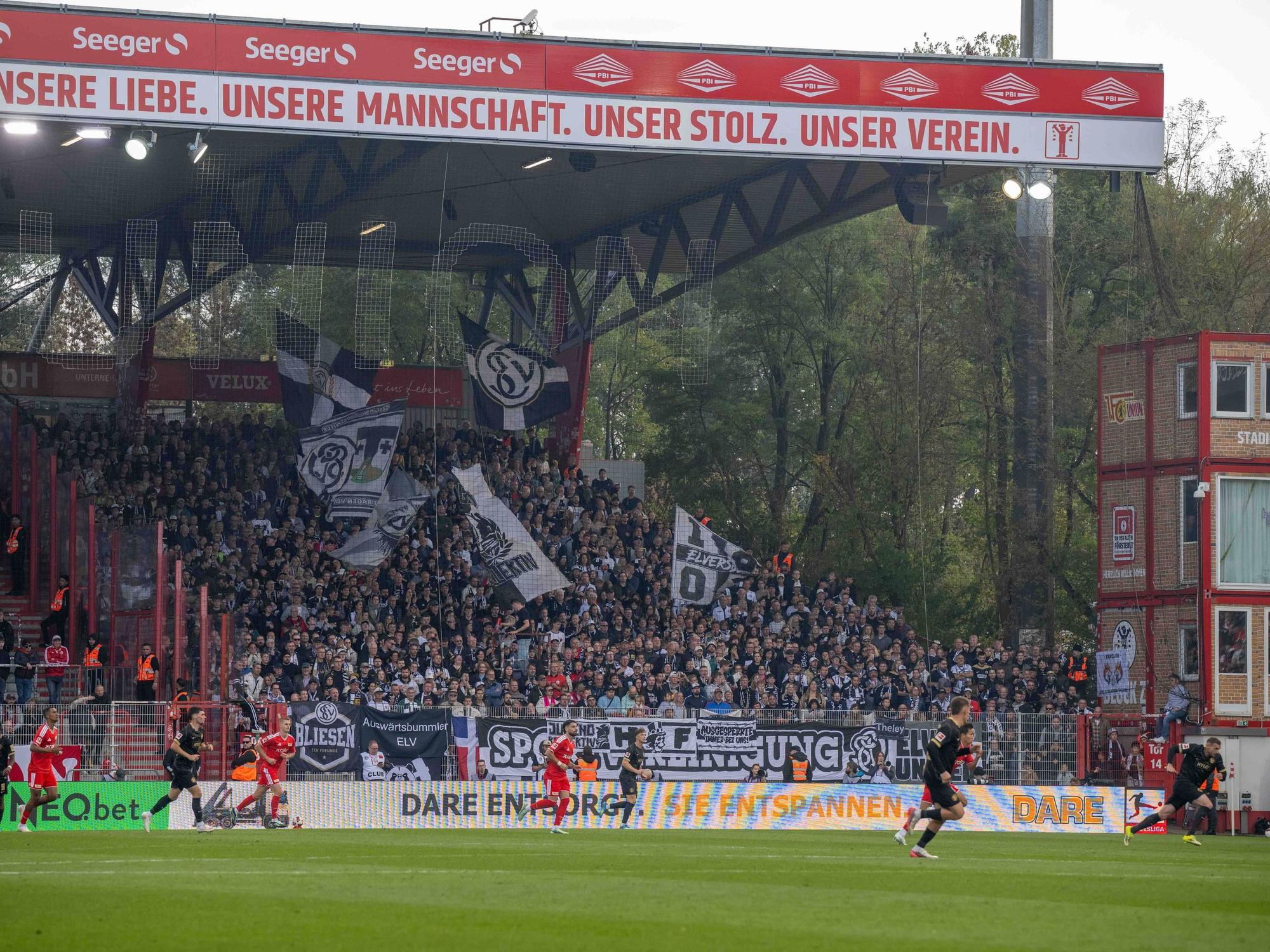 Gästeblock mit Elversberg-Fans im Stadion An der Alten Försterei.