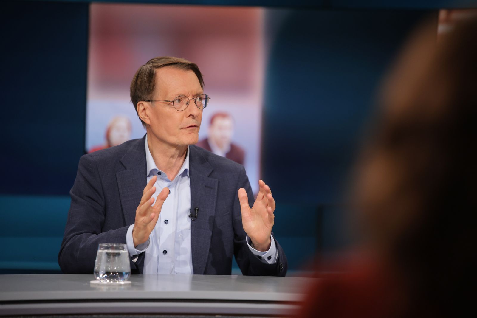 Bei „Hart aber fair“ kritisiert Karl Lauterbach „dreierlei Arten von Angriffen“ auf Bärbel Bas. (Bild: WDR/ Dirk Borm)