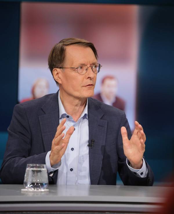 Bei „Hart aber fair“ kritisiert Karl Lauterbach „dreierlei Arten von Angriffen“ auf Bärbel Bas. (Bild: WDR/ Dirk Borm)