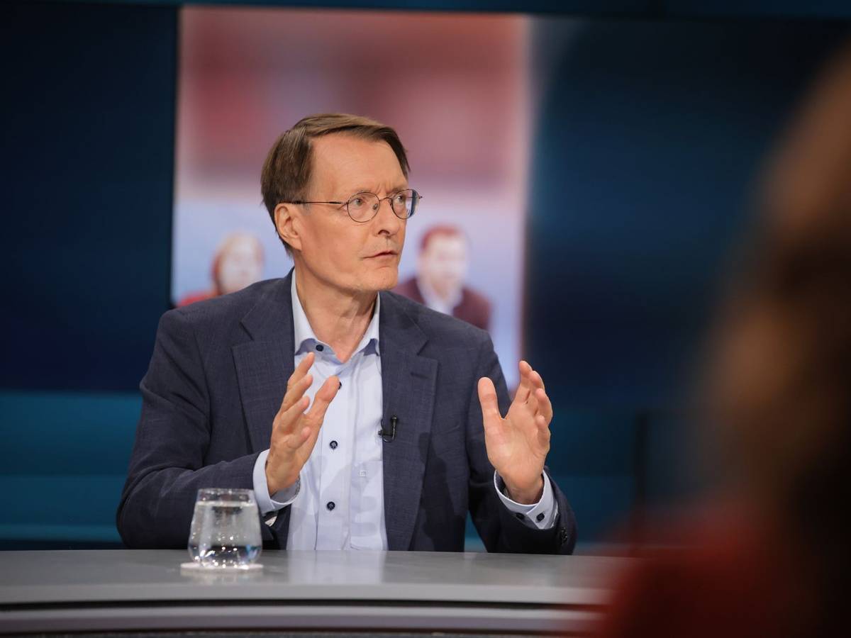 Bei „Hart aber fair“ kritisiert Karl Lauterbach „dreierlei Arten von Angriffen“ auf Bärbel Bas. (Bild: WDR/ Dirk Borm)