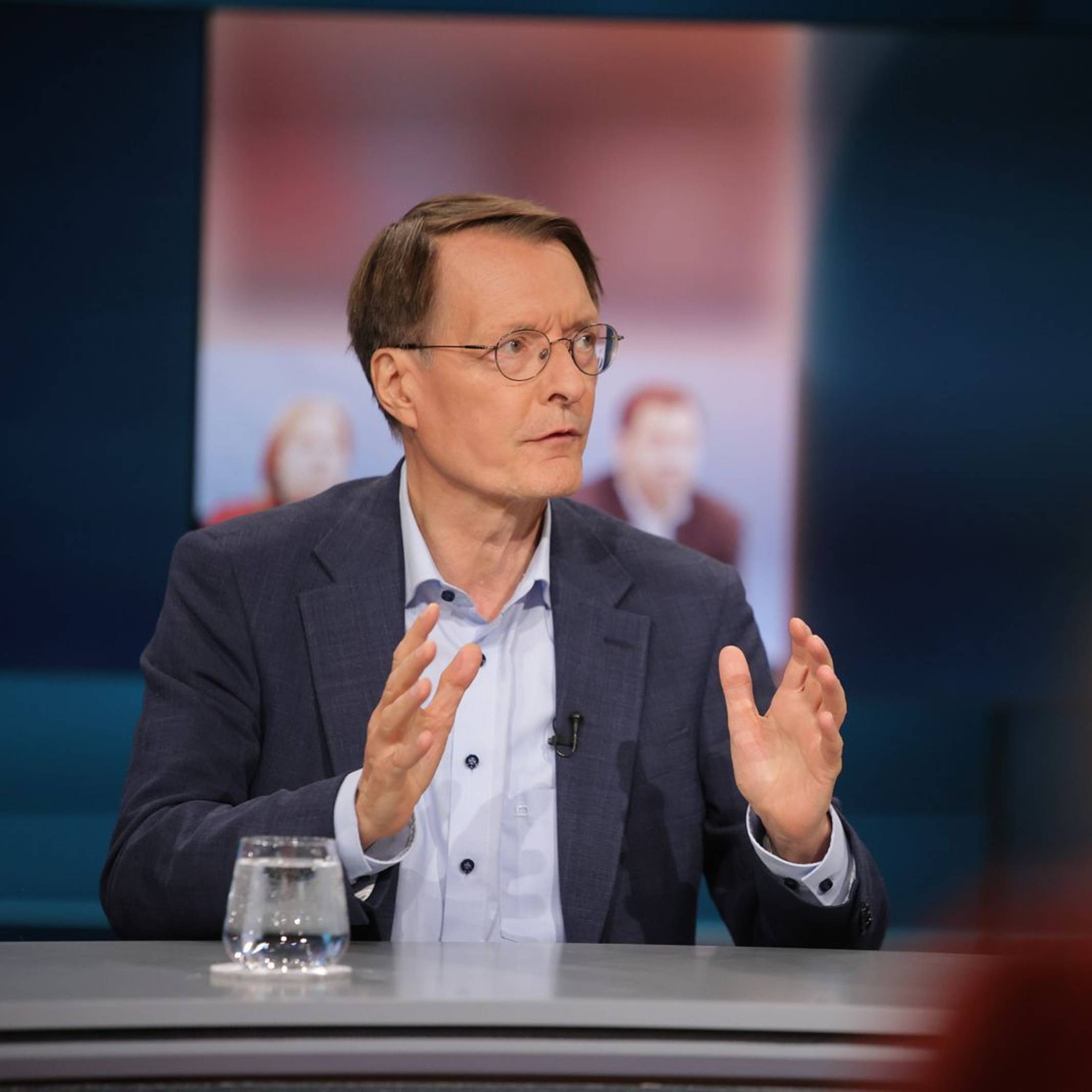 Bei „Hart aber fair“ kritisiert Karl Lauterbach „dreierlei Arten von Angriffen“ auf Bärbel Bas. (Bild: WDR/ Dirk Borm)