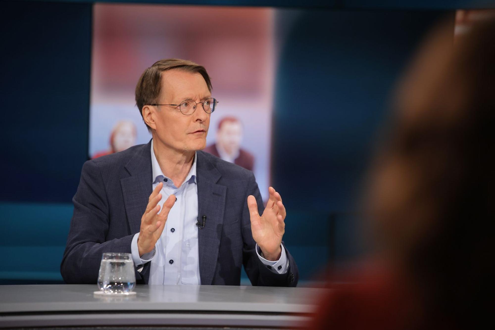 Bei „Hart aber fair“ kritisiert Karl Lauterbach „dreierlei Arten von Angriffen“ auf Bärbel Bas. (Bild: WDR/ Dirk Borm)