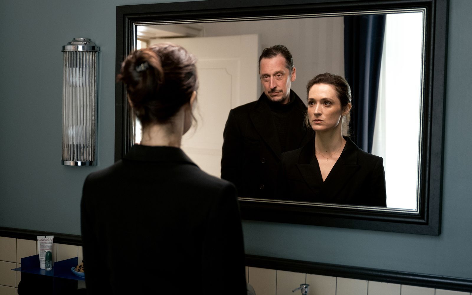 Die Bestsellerautorin und der Journalist: Friederike Becht und Hans Löw liefern sich in „Die Falle“ ein Katz- und Mausspiel. Allerdings weiß man nie so genau, wer ist die Maus, wer die Katze? (Bild: Netflix)