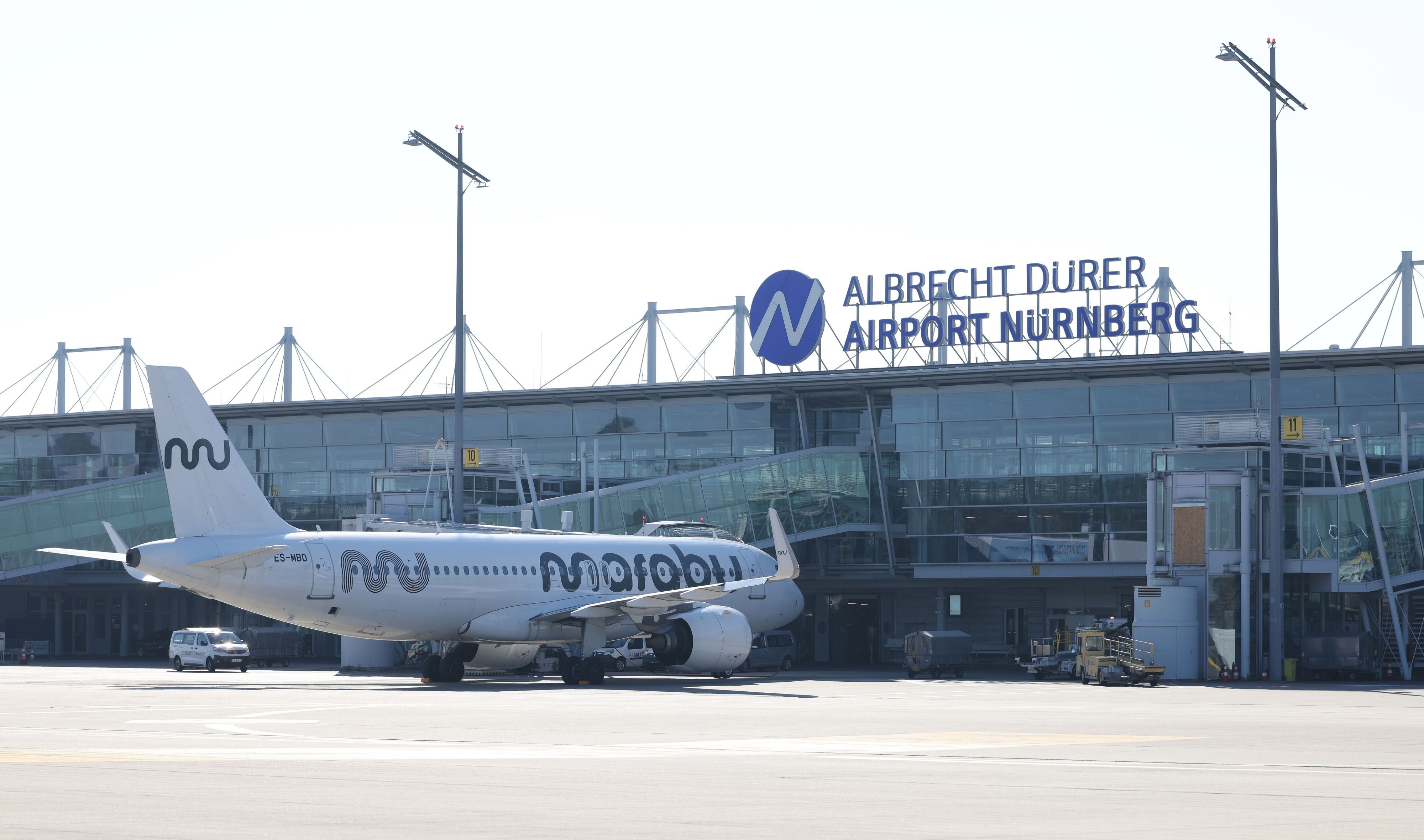 in Flugzeug vom Typ Airbus A320-271N der Airline Marabu steht vor dem Terminal des Albrecht-Dürer-Airports Nürnberg, Flughafen.