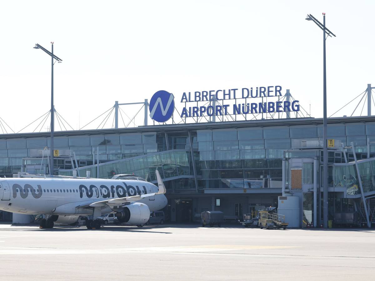 in Flugzeug vom Typ Airbus A320-271N der Airline Marabu steht vor dem Terminal des Albrecht-Dürer-Airports Nürnberg, Flughafen.