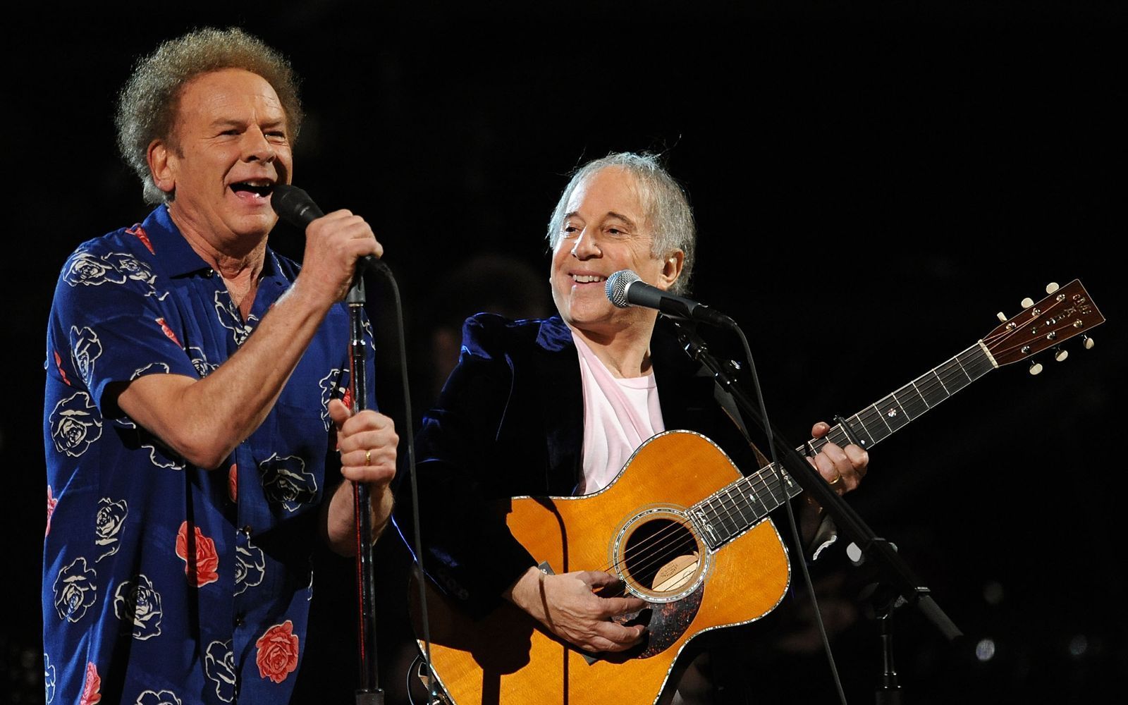 Einer der letzten Auftritte der beiden Streithähne: Art Garfunkel (links) und Paul Simon traten 2009 gemeinsam auf. Inzwischen sollen sich die beiden Musiker ausgesprochen haben, wie Garfunkel in einem Interview erzählte. (Bild: Stephen Lovekin/Getty Images)
