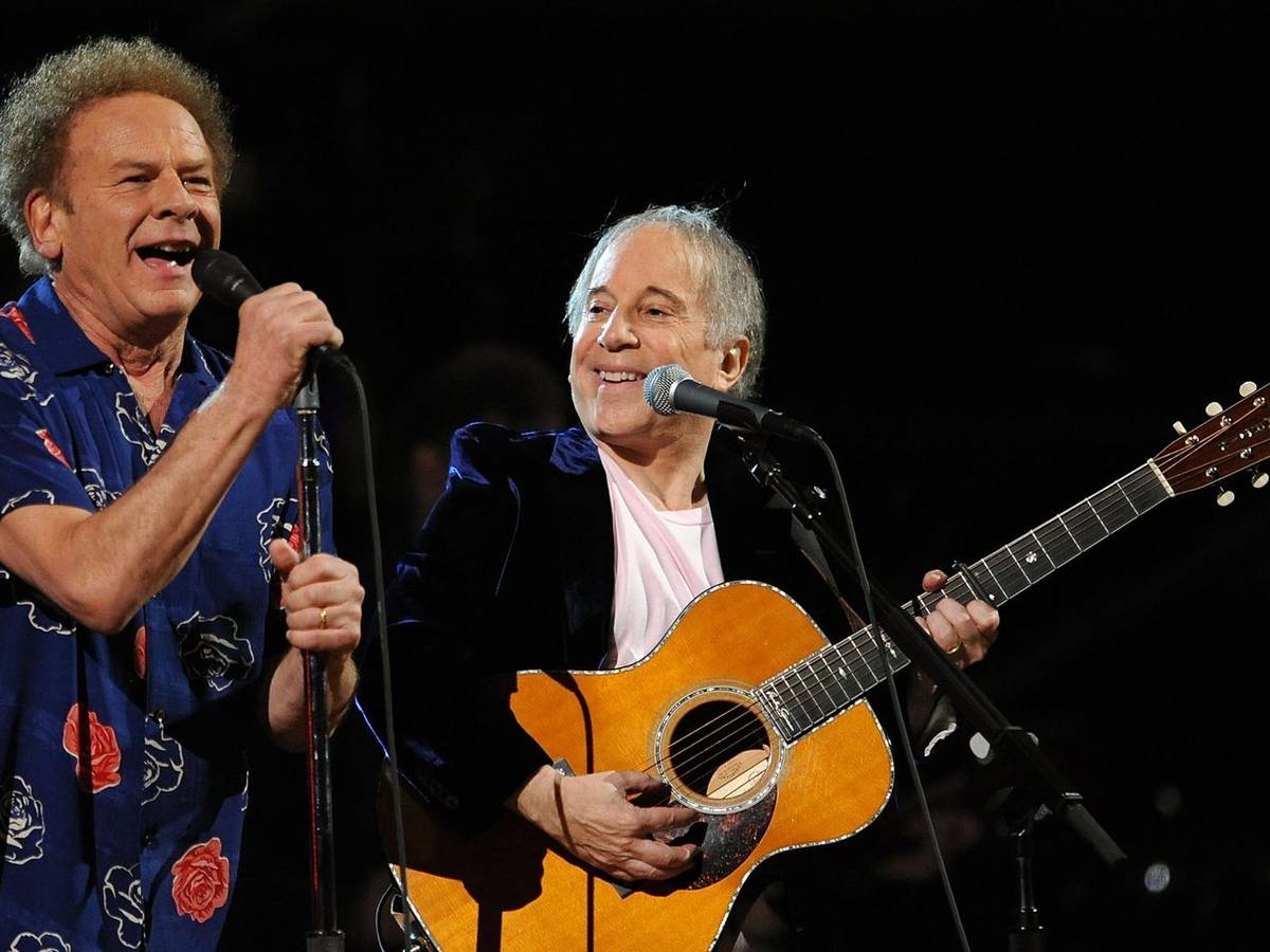 Einer der letzten Auftritte der beiden Streithähne: Art Garfunkel (links) und Paul Simon traten 2009 gemeinsam auf. Inzwischen sollen sich die beiden Musiker ausgesprochen haben, wie Garfunkel in einem Interview erzählte. (Bild: Stephen Lovekin/Getty Images)