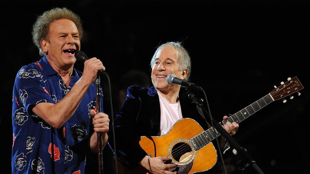 Einer der letzten Auftritte der beiden Streithähne: Art Garfunkel (links) und Paul Simon traten 2009 gemeinsam auf. Inzwischen sollen sich die beiden Musiker ausgesprochen haben, wie Garfunkel in einem Interview erzählte. (Bild: Stephen Lovekin/Getty Images)