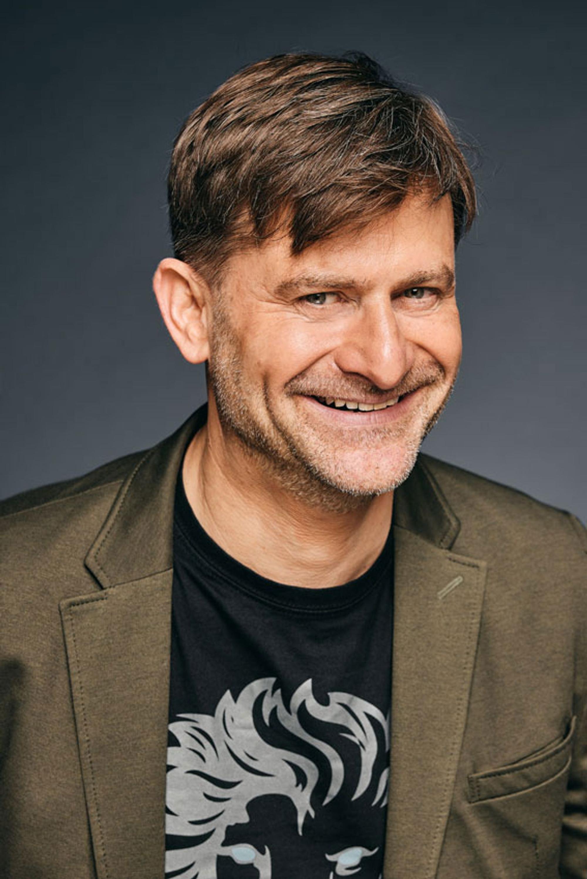 „Natürlich habe ich Vorbilder, die für mich den bayerischen Humor ausmachen. Von Polt bis Valentin, von Fesl bis Bayrhammer. Deren größtes Verdienst ist es, dass sie uns die Selbstironie beigebracht haben“, sagt Michael Altinger (Bild: Martina Bogdahn)