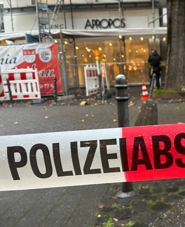 Die Polizei hat den Bereich vor einem Modegeschäft mit Flatterband abgesperrt.