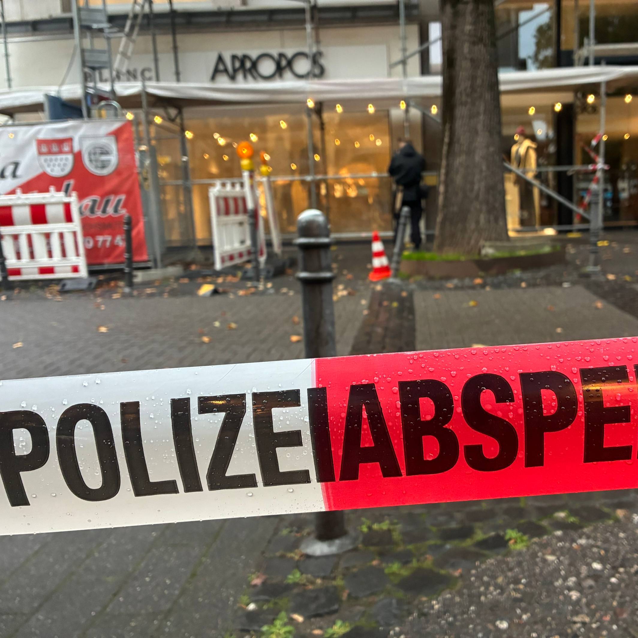Die Polizei hat den Bereich vor einem Modegeschäft mit Flatterband abgesperrt.