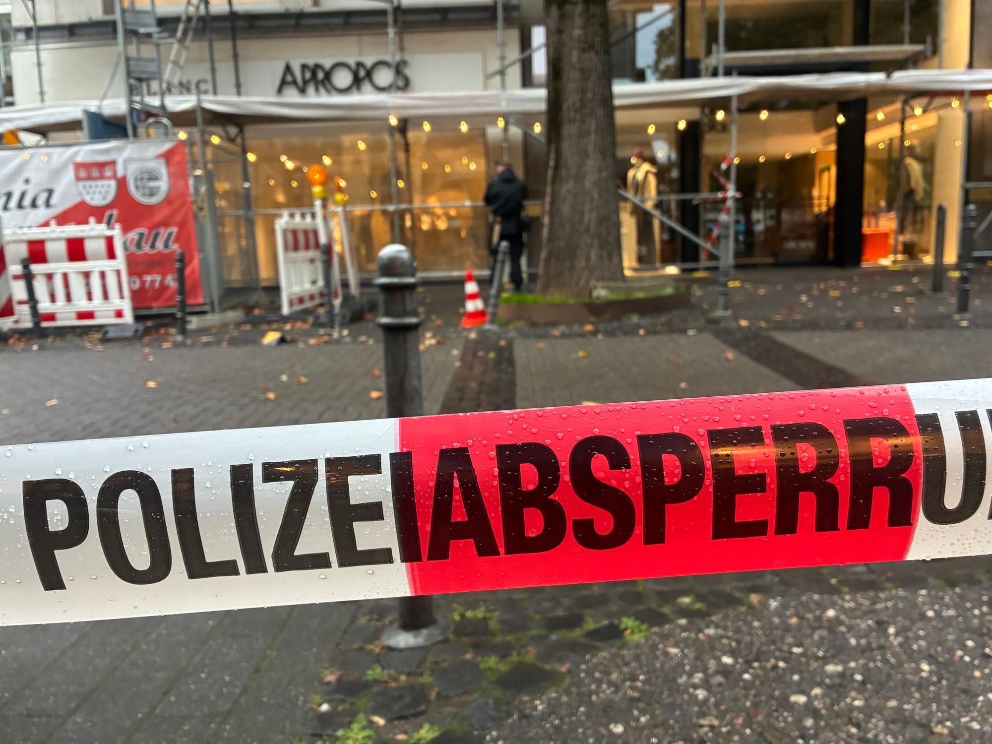 Die Polizei hat den Bereich vor einem Modegeschäft mit Flatterband abgesperrt.