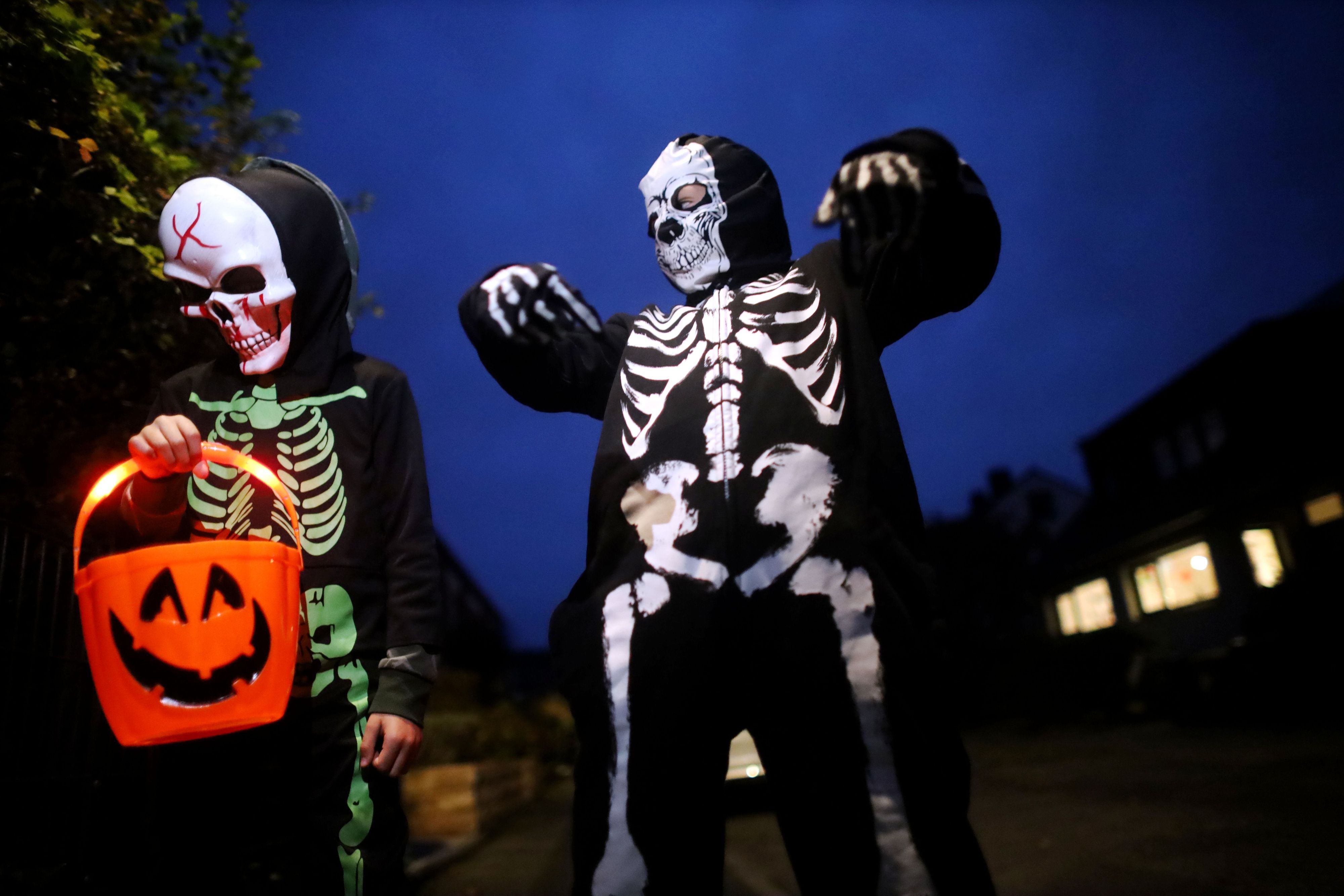 An Halloween ziehen ab Sonnenuntergang Geister durch die Stadt.