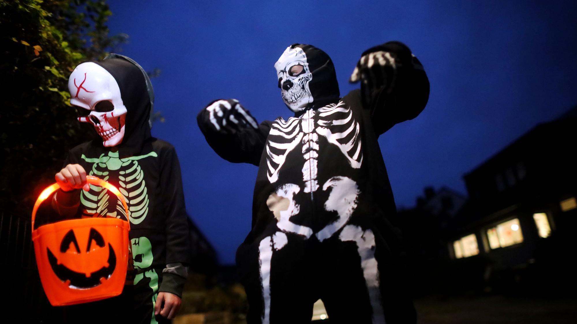 An Halloween ziehen ab Sonnenuntergang Geister durch die Stadt.