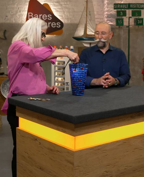 Expertin Friederike Werner leuchtete mit einer Taschenlampe in eine Vase. „Das sieht aber hübsch aus“, fand „Bares für Rares“-Moderator Horst Lichter. (Bild: ZDF)