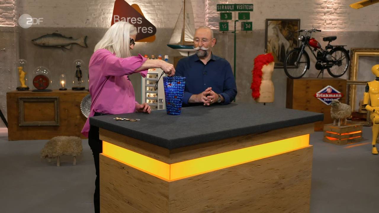Expertin Friederike Werner leuchtete mit einer Taschenlampe in eine Vase. „Das sieht aber hübsch aus“, fand „Bares für Rares“-Moderator Horst Lichter. (Bild: ZDF)