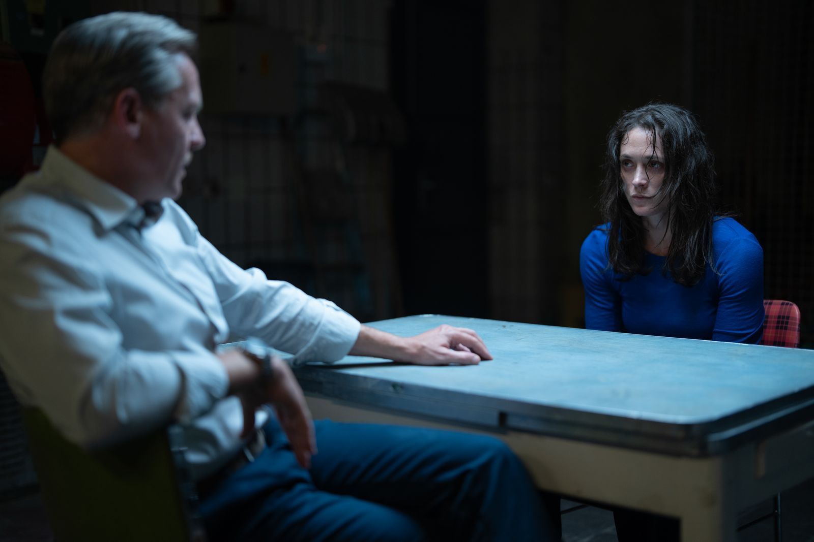 Lisa (Friederike Becht) holt sich, gar nicht ihre Art, fremde Hilfe (Johannes Zirner) ins Haus, um sich bestmöglich auf ihr Treffen mit dem „Monster“ vorzubereiten.  (Bild: Netflix)