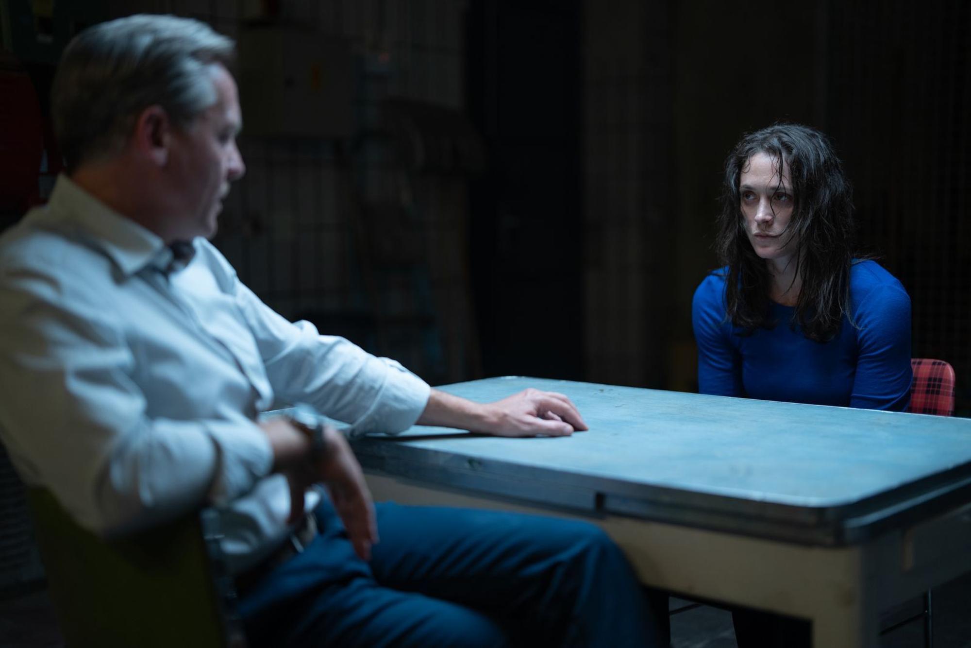 Lisa (Friederike Becht) holt sich, gar nicht ihre Art, fremde Hilfe (Johannes Zirner) ins Haus, um sich bestmöglich auf ihr Treffen mit dem „Monster“ vorzubereiten. (Bild: Netflix)