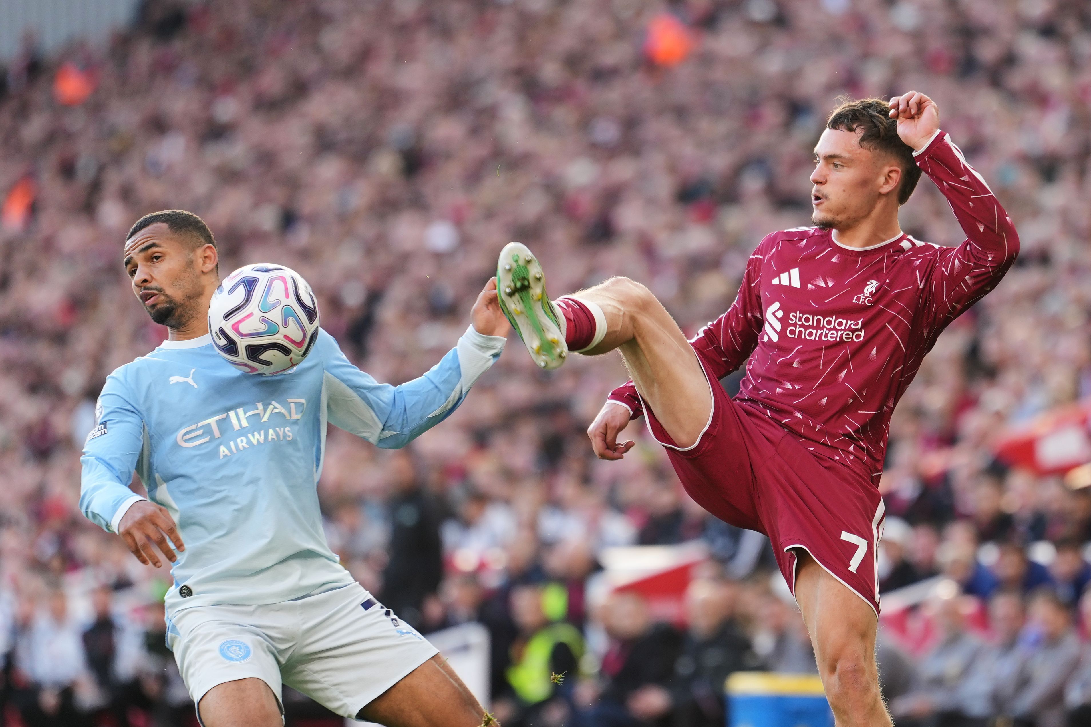 Florian Wirtz (r) vom FC Liverpool gegen Iliman Ndiaye von Manchester City kämpfen um den Ball.