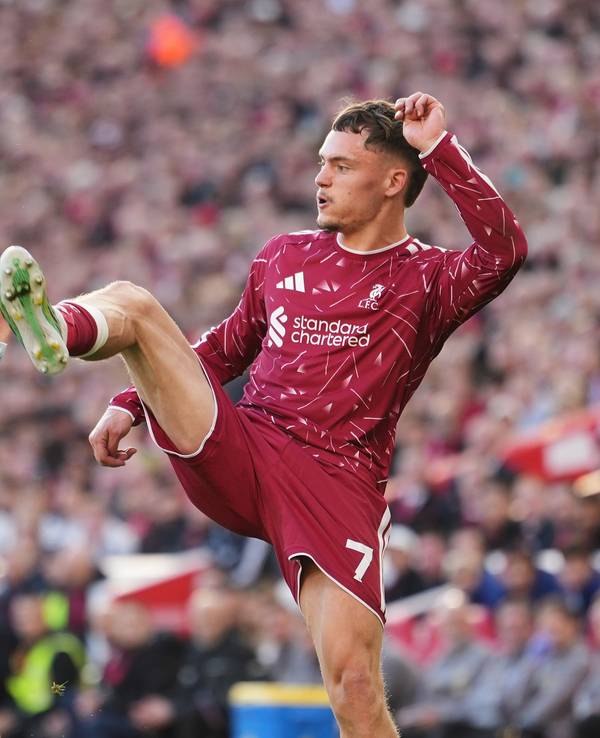 Florian Wirtz (r) vom FC Liverpool gegen Iliman Ndiaye von Manchester City kämpfen um den Ball.