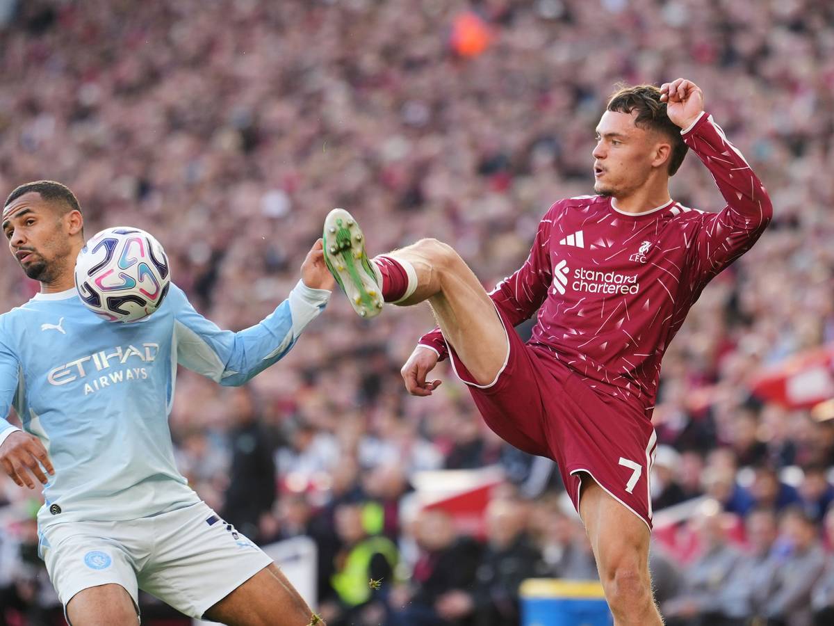 Florian Wirtz (r) vom FC Liverpool gegen Iliman Ndiaye von Manchester City kämpfen um den Ball.