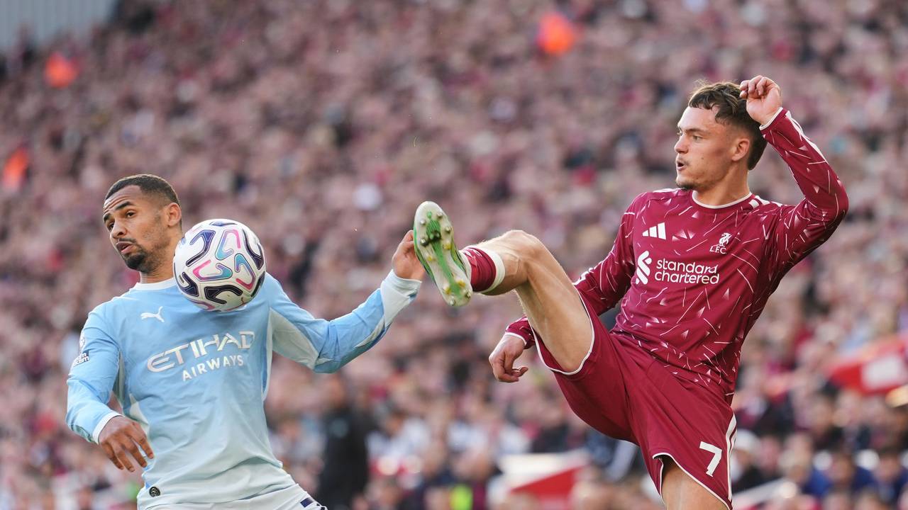 Florian Wirtz (r) vom FC Liverpool gegen Iliman Ndiaye von Manchester City kämpfen um den Ball.
