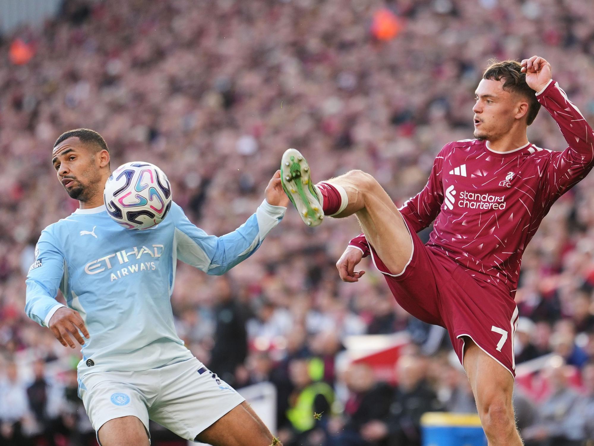 Florian Wirtz (r) vom FC Liverpool gegen Iliman Ndiaye von Manchester City kämpfen um den Ball.