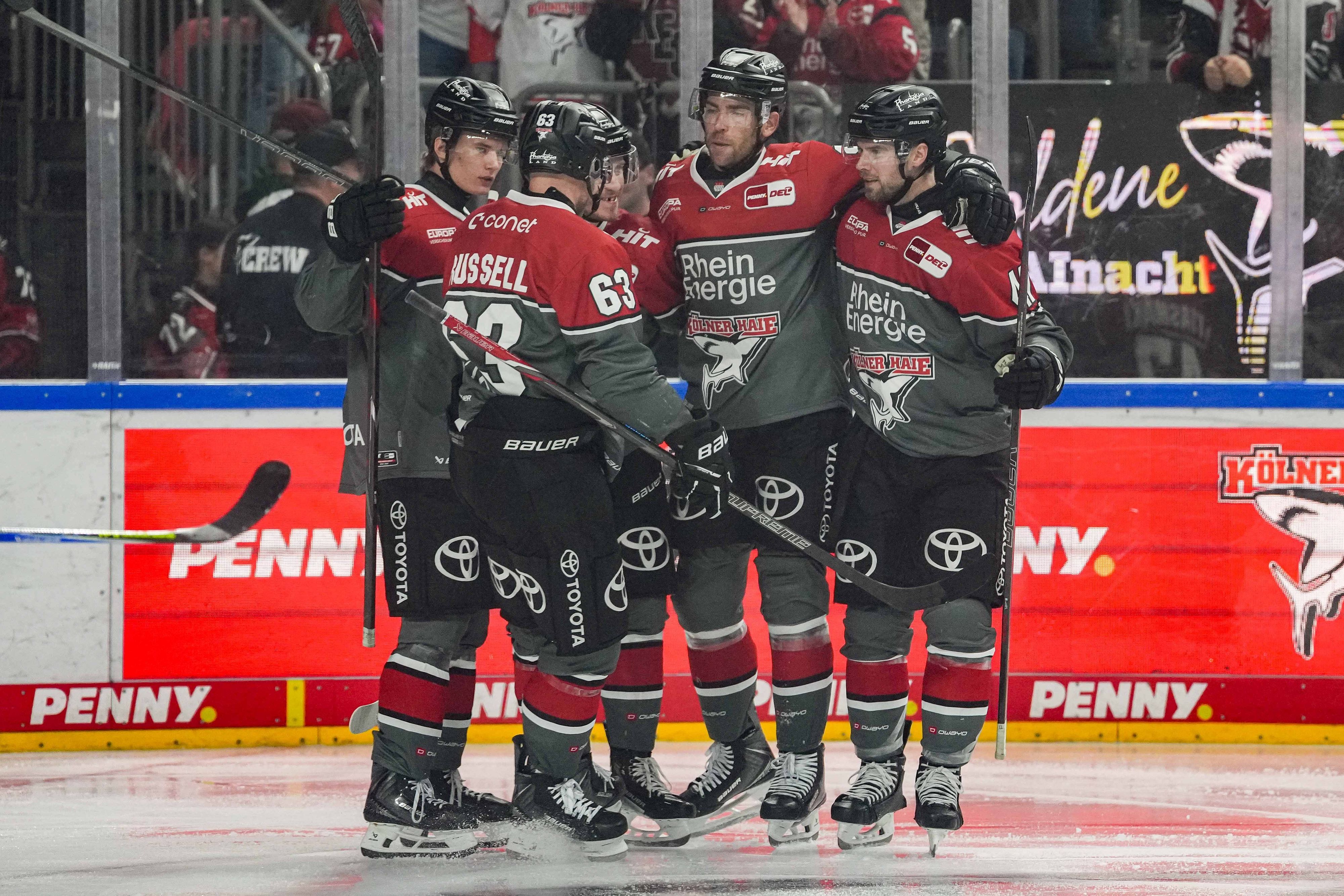 Das Team der Kölner Haie steht zusammen.